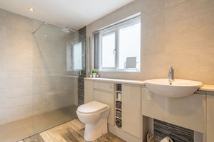 Main Bathroom- click for photo gallery